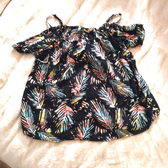 Off-Shoulder Blouse - Picture 2 of 3